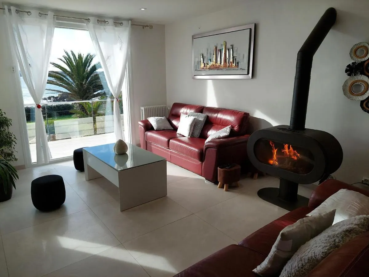 Holiday home 180° Panoramic Sea View, Direct Beach Location, Locmaria-Plouzane Villa France